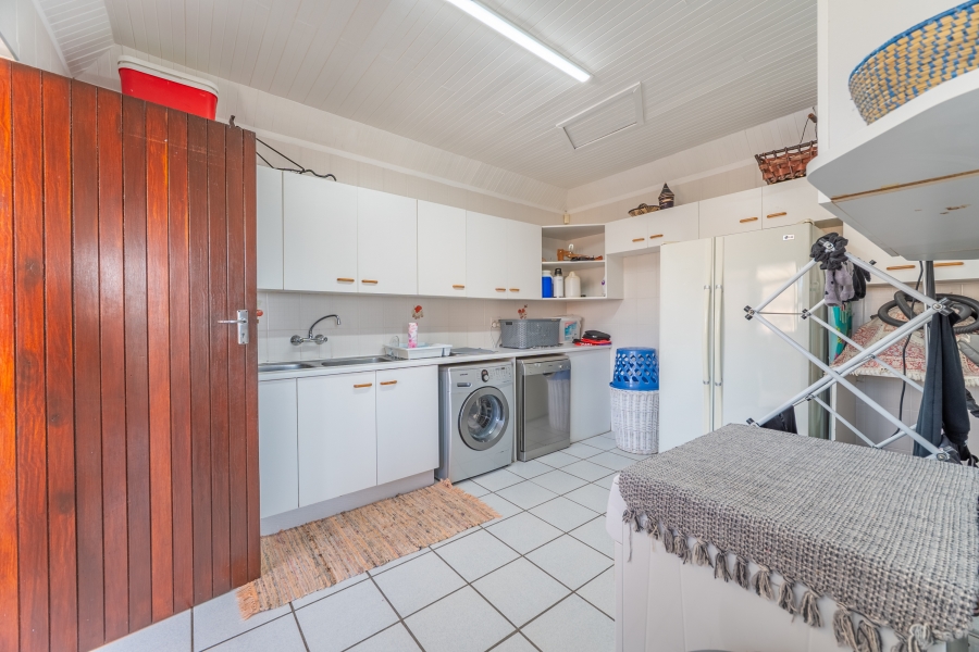 7 Bedroom Property for Sale in Wavecrest Eastern Cape